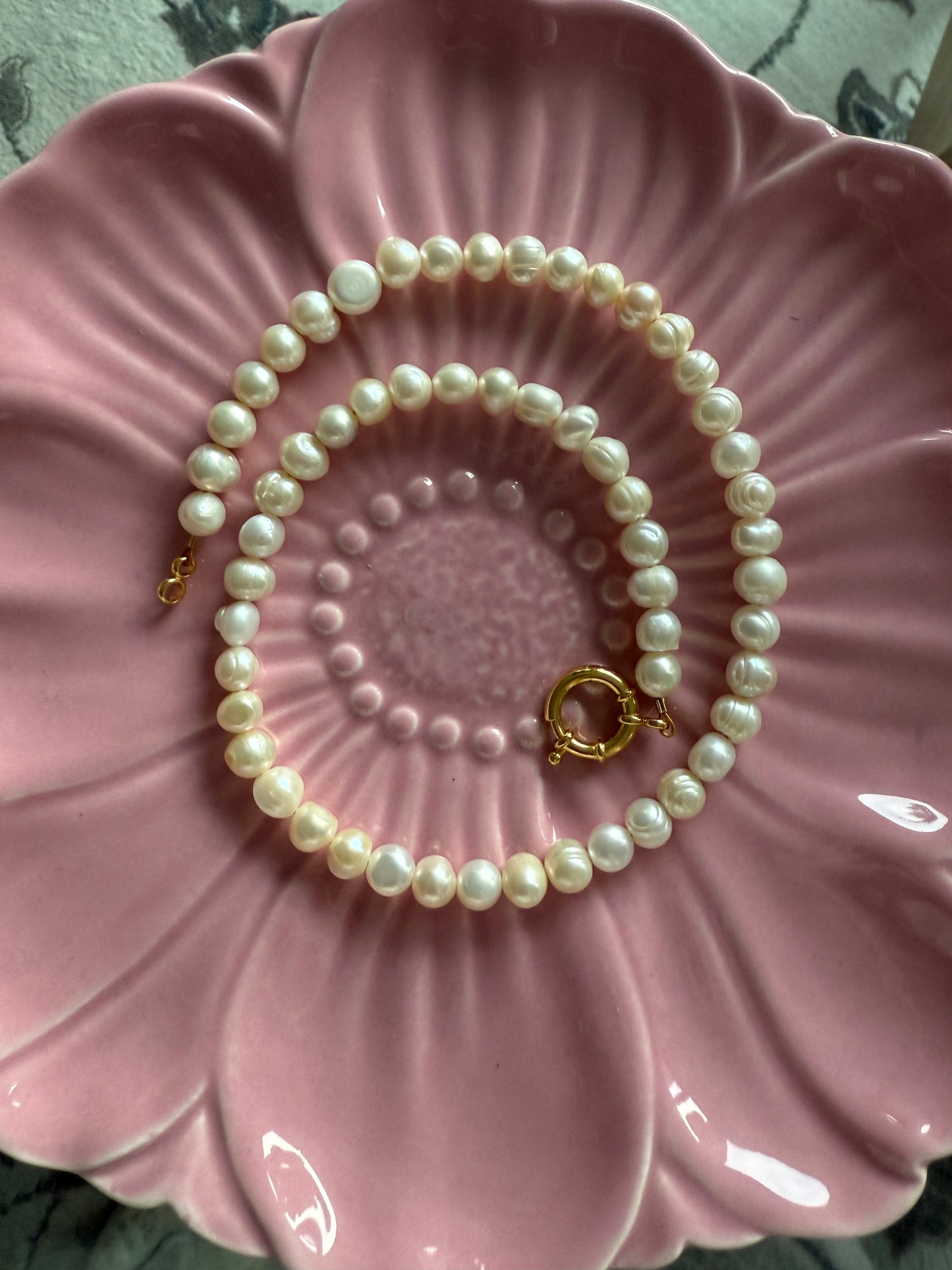 Pearl necklace with big clasp