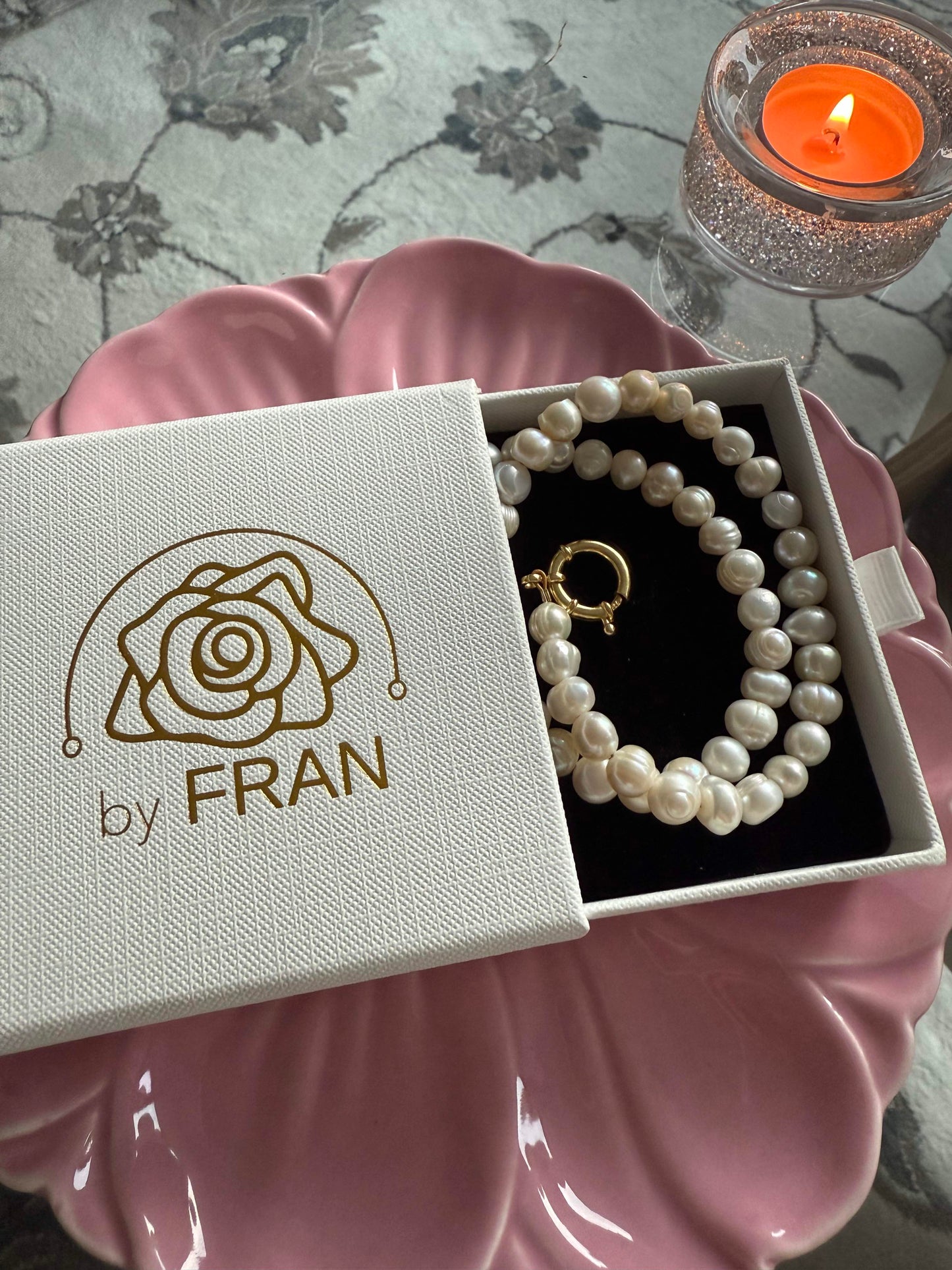 Pearl necklace with big clasp