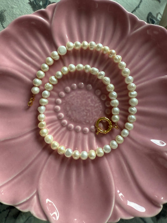 Pearl necklace with big clasp