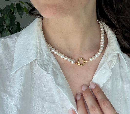 Pearl necklace with big clasp